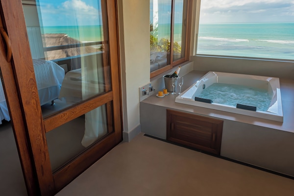 Luksushuone, poreamme, merinäköala | Ylelliset vuodevaatteet, pillowtop-patjalliset sängyt, minibaari