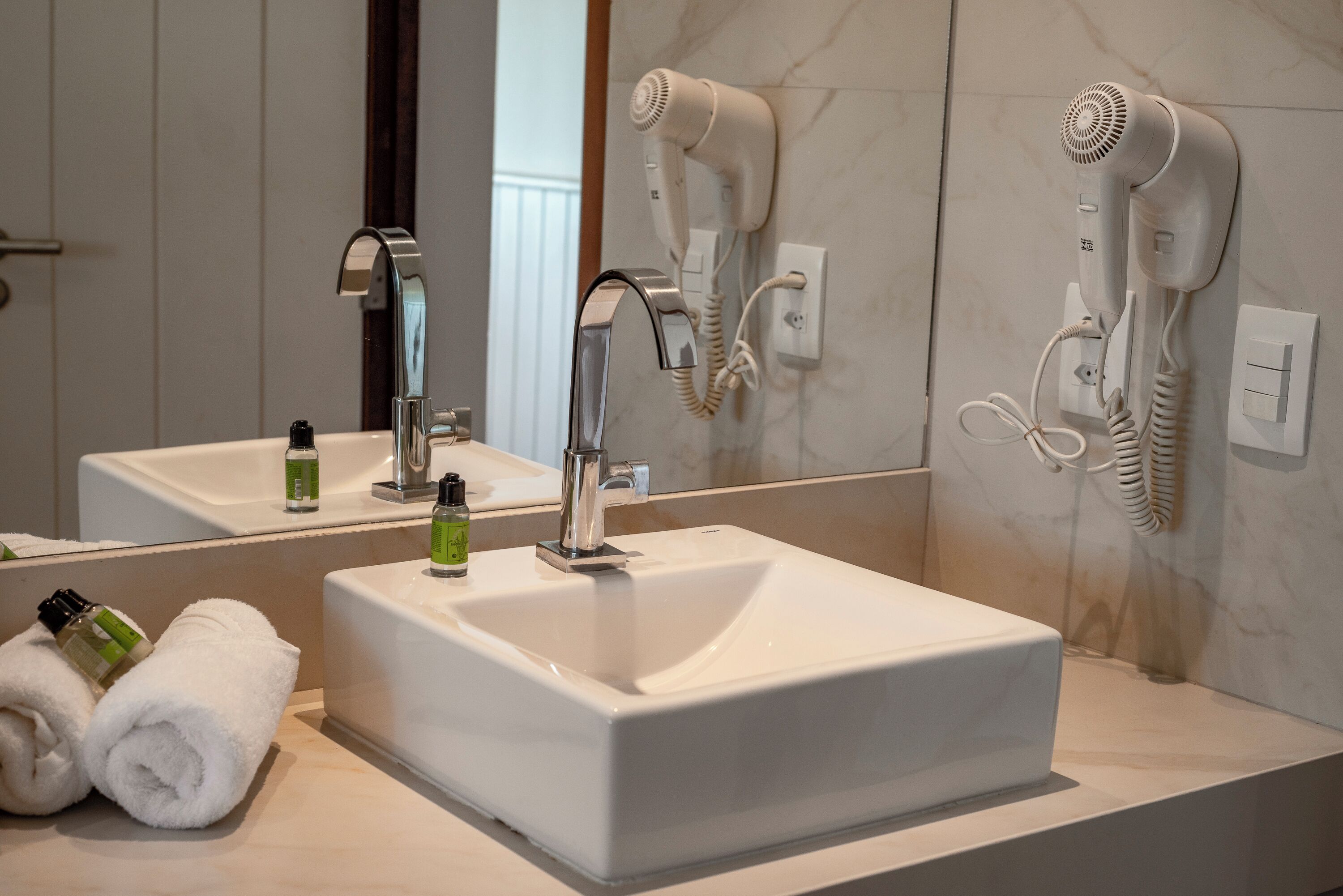 quarto luxo, vista mar | bathroom | shower, hair dryer, towels