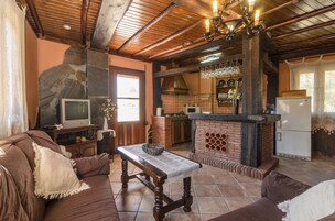 Apartamento, 2 habitaciones, terraza, vistas a la montaña | Sala de estar | Una televisión, una chimenea