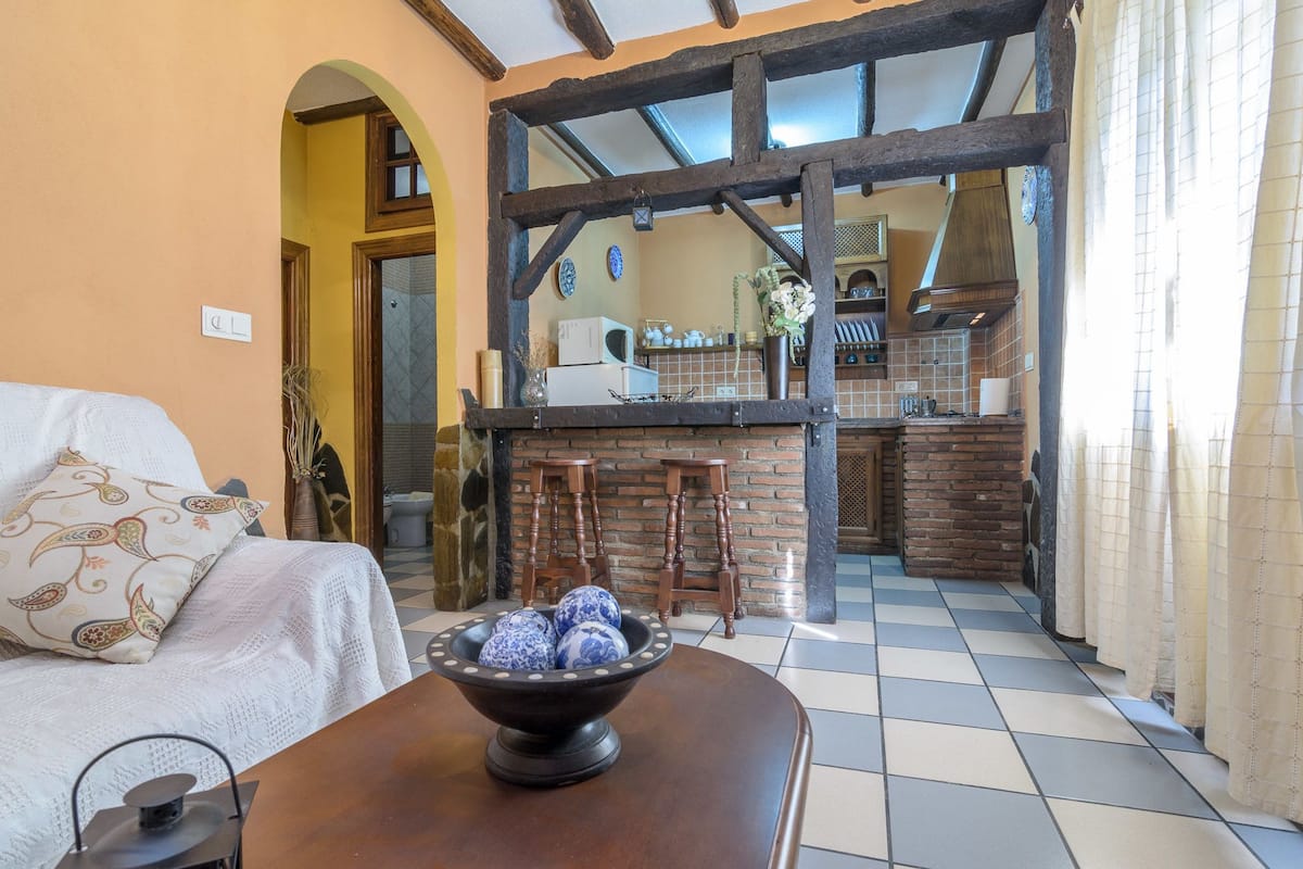 Apartment, 2 Schlafzimmer, Balkon | Wohnzimmer | Fernseher, Kamin