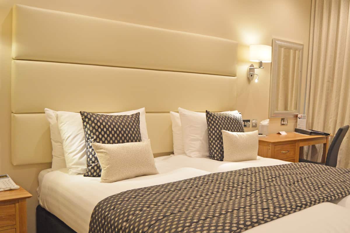 1 bedroom, desk, soundproofing, iron/ironing board