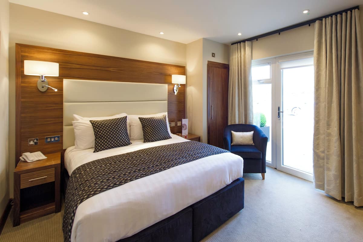 Double Room - Disability Access | Bàn, phòng cách âm, bàn ủi/dụng cụ ủi quần áo 