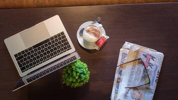 بوفيه فطور يوميًا بتكلفة قدرها (15.00 GBP للشخص)