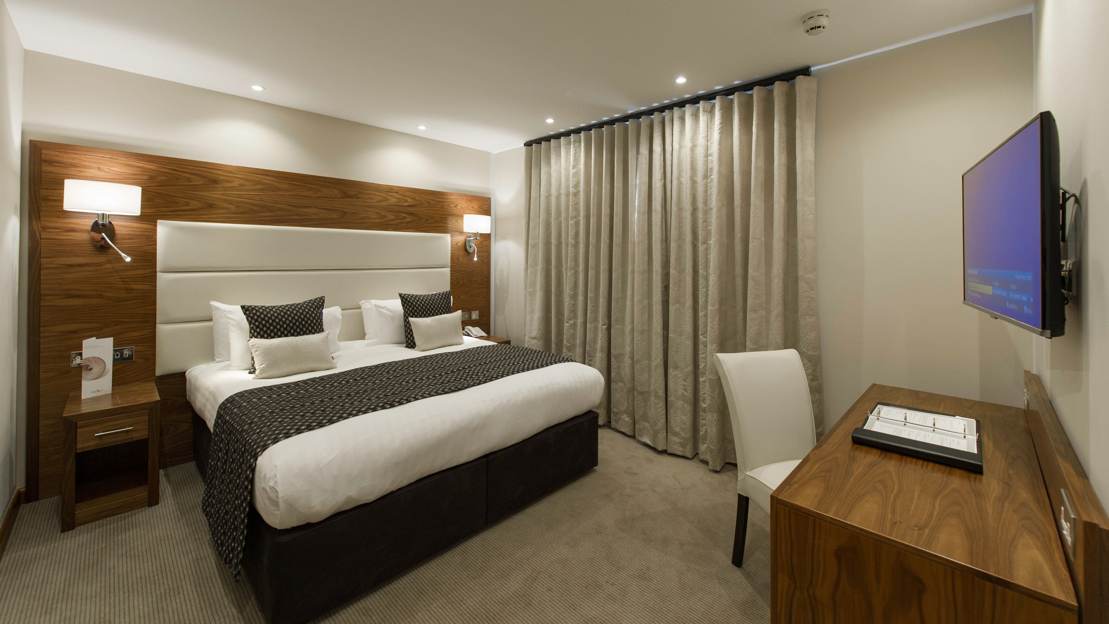 executive double room single use | 1 bedroom, desk, soundproofing, iron/ironing board