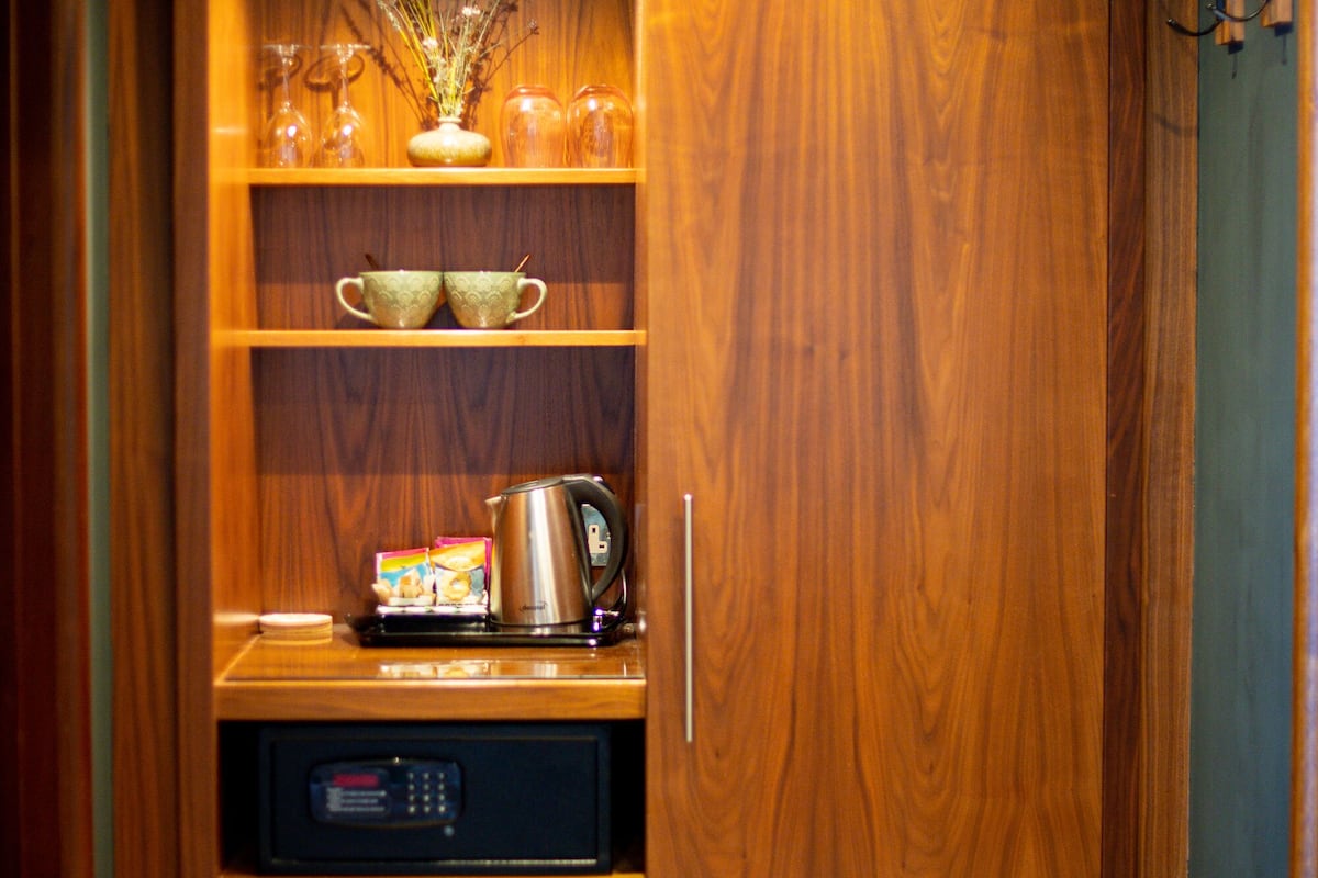 executive king room | 1 bedroom, desk, soundproofing, iron/ironing board