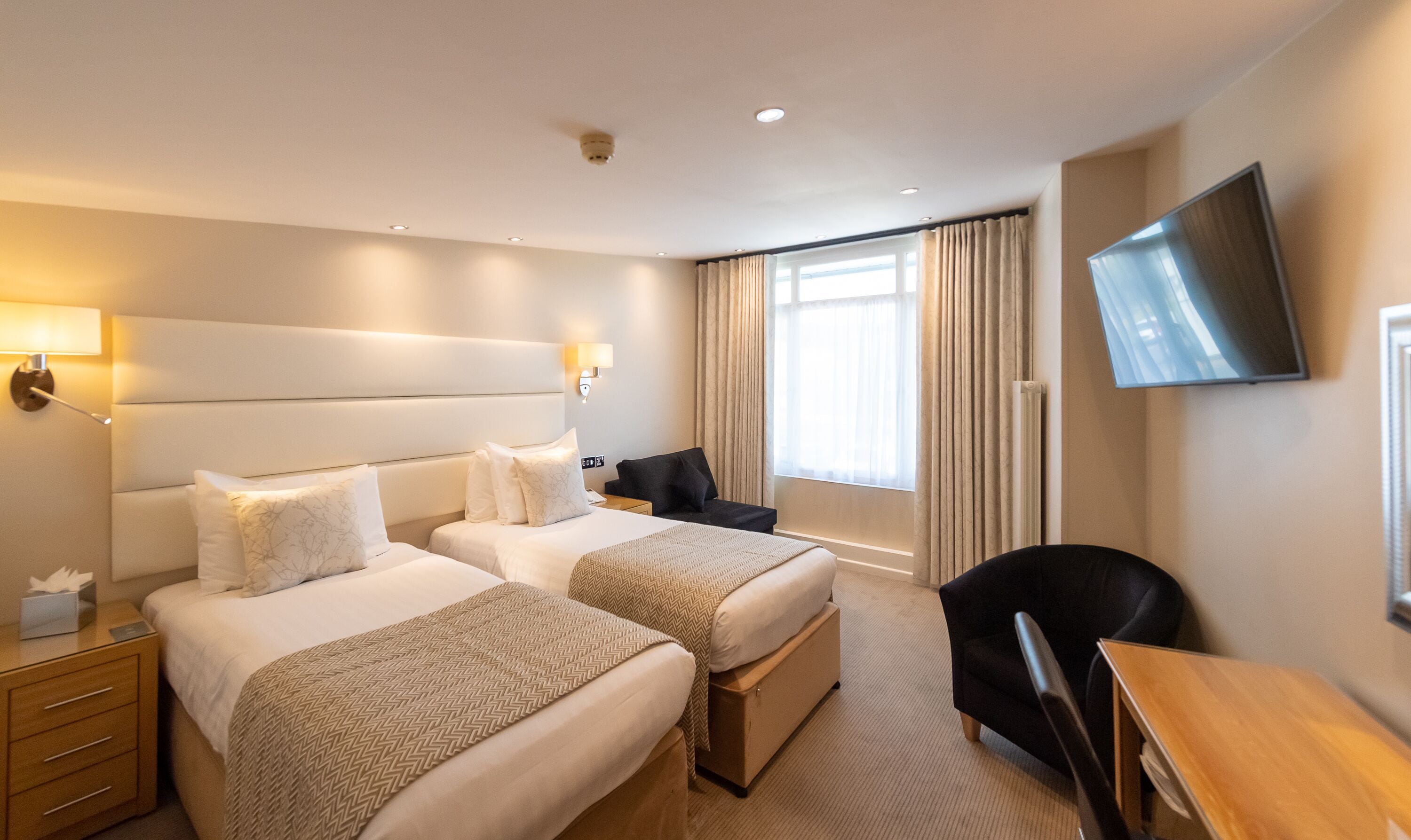 Escritorio, sistema de insonorización, tabla de planchar con plancha