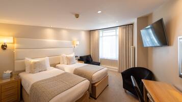 Escritorio, sistema de insonorización, tabla de planchar con plancha