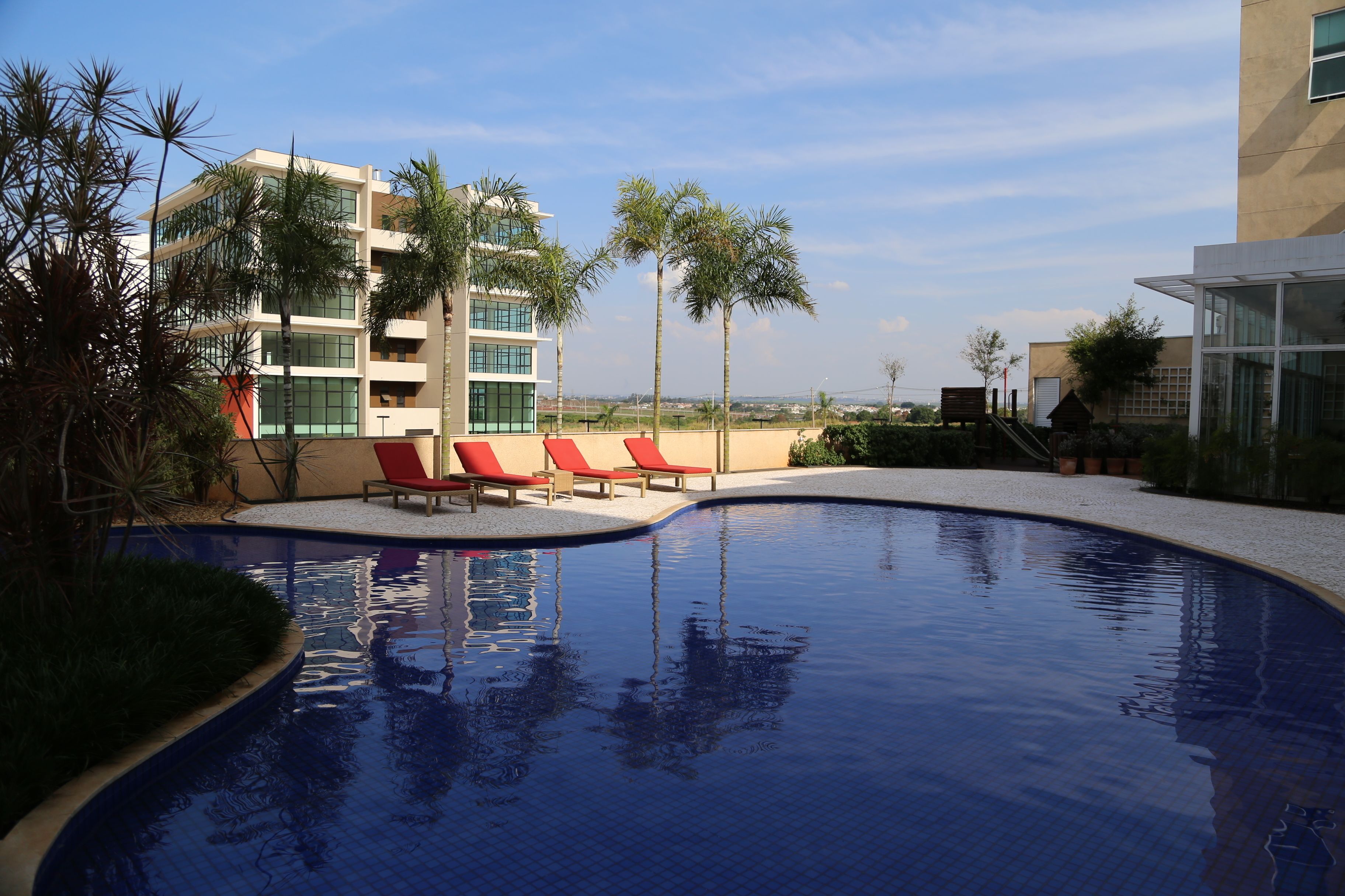 Piscina externa, guarda-sóis, espreguiçadeiras