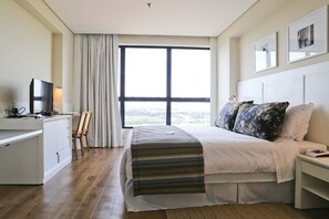 Minibar, in-room safe, desk, laptop workspace - Vitória Hotel Convention Paulínia (Paulinia)