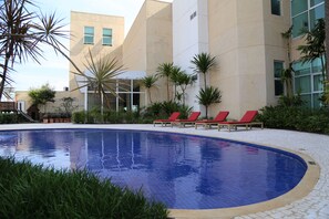Outdoor pool, pool umbrellas, sun loungers - Vitória Hotel Convention Paulínia (Paulinia)