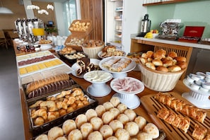 Free daily buffet breakfast - Vitória Hotel Convention Paulínia (Paulinia)