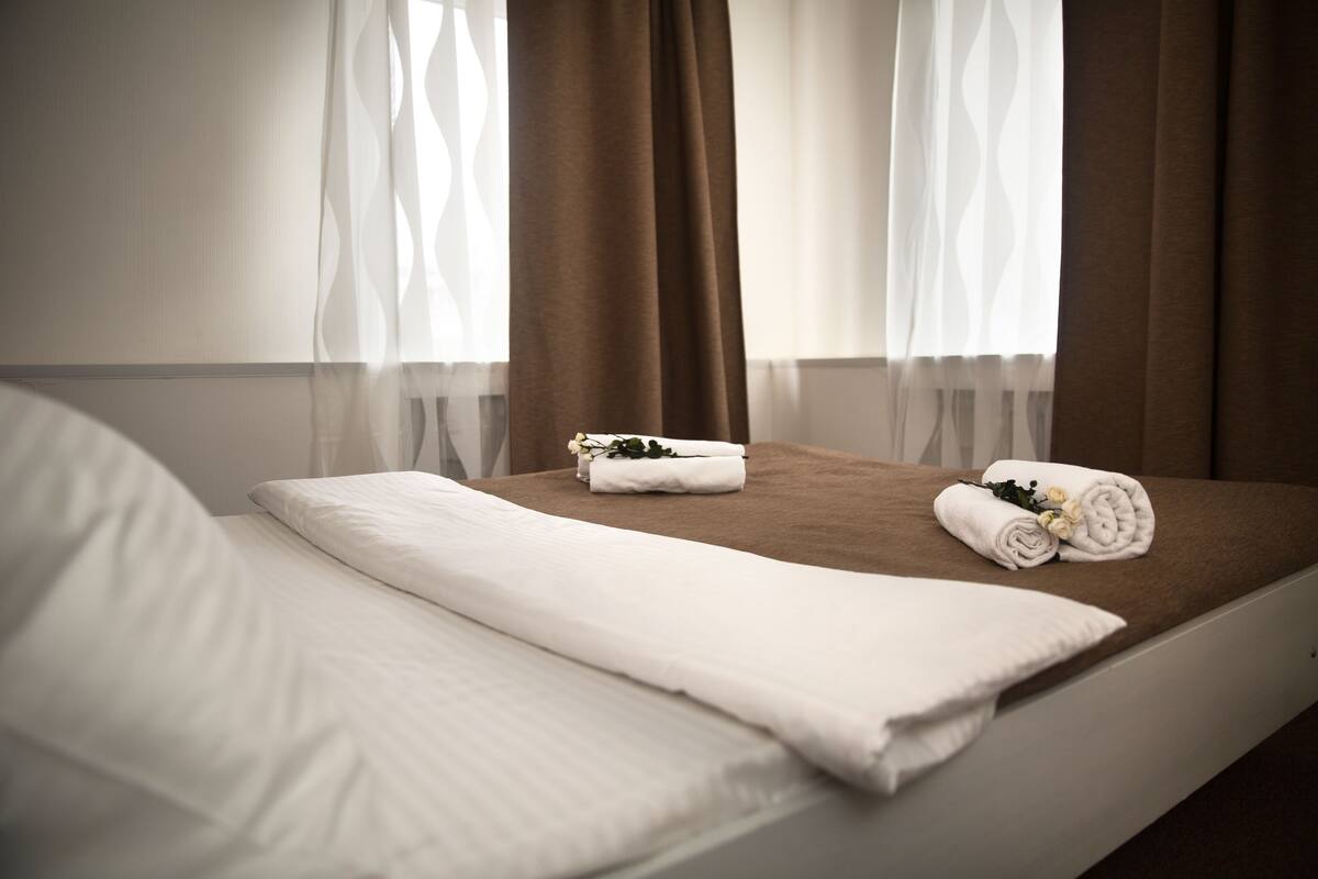 Kamar Double Basic | 1 kamar tidur, brankas, tempat tidur lipat/tambahan, dan Wi-Fi gratis