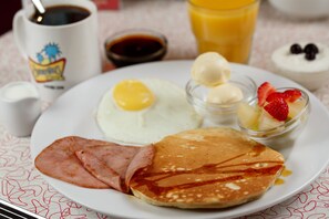 Sarapan ala kontinental setiap hari (RUB 750 per orang)