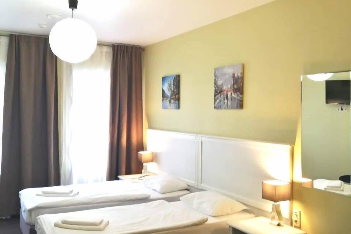 Kamar Twin Basic, 2 Tempat Tidur Twin, pemandangan kota | 1 kamar tidur, brankas, tempat tidur lipat/tambahan, dan Wi-Fi gratis