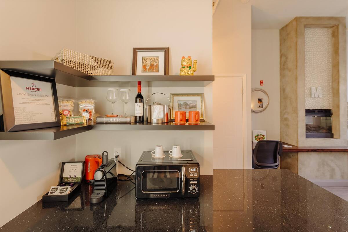 standard room, 1 king bed, non smoking, fireplace (no elevator access) | minibar