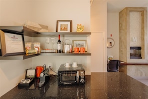 Chambre Standard, 1 très grand lit, non-fumeurs, cheminée (No Elevator Access) | Minibar