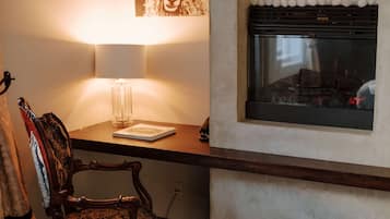 Standard Room, 1 King Bed, Non Smoking, Fireplace (No Elevator Access) | Room amenity