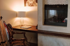 Chambre Standard, 1 très grand lit, non-fumeurs, cheminée (No Elevator Access) | Équipements de la chambre