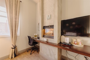 Standard Room, 1 King Bed, Non Smoking, Fireplace (No Elevator Access)