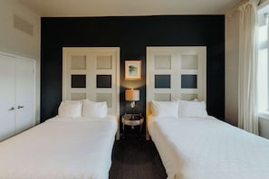Chambre Standard, 2 grands lits, réfrigérateur, vue ville (No Elevator Access) | Décoration personnalisée, ameublement personnalisé