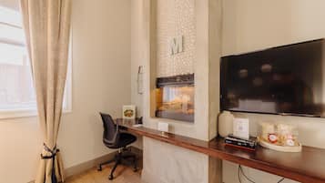 Standard Room, 1 King Bed, Non Smoking, Fireplace (No Elevator Access) | Individually decorated, individually furnished, iron/ironing board