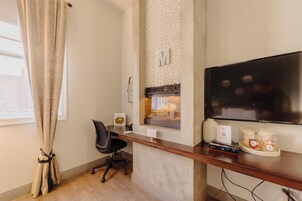 标准房, 1 张特大床, 无烟房, 壁炉 (No Elevator Access) | 特色装修、特色家居、熨斗/熨板、免费 WiFi