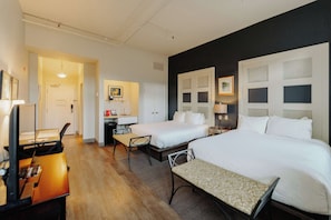 Phòng Tiêu chuẩn, 2 giường cỡ queen, tủ lạnh, quang cảnh thành phố (No Elevator Access) | Trang trí khác biệt, trang bị nội thất với thiết kế riêng biệt