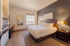 Phòng Tiêu chuẩn, 1 giường cỡ king, không hút thuốc (Walk-in Shower) | Trang trí khác biệt, trang bị nội thất với thiết kế riêng biệt