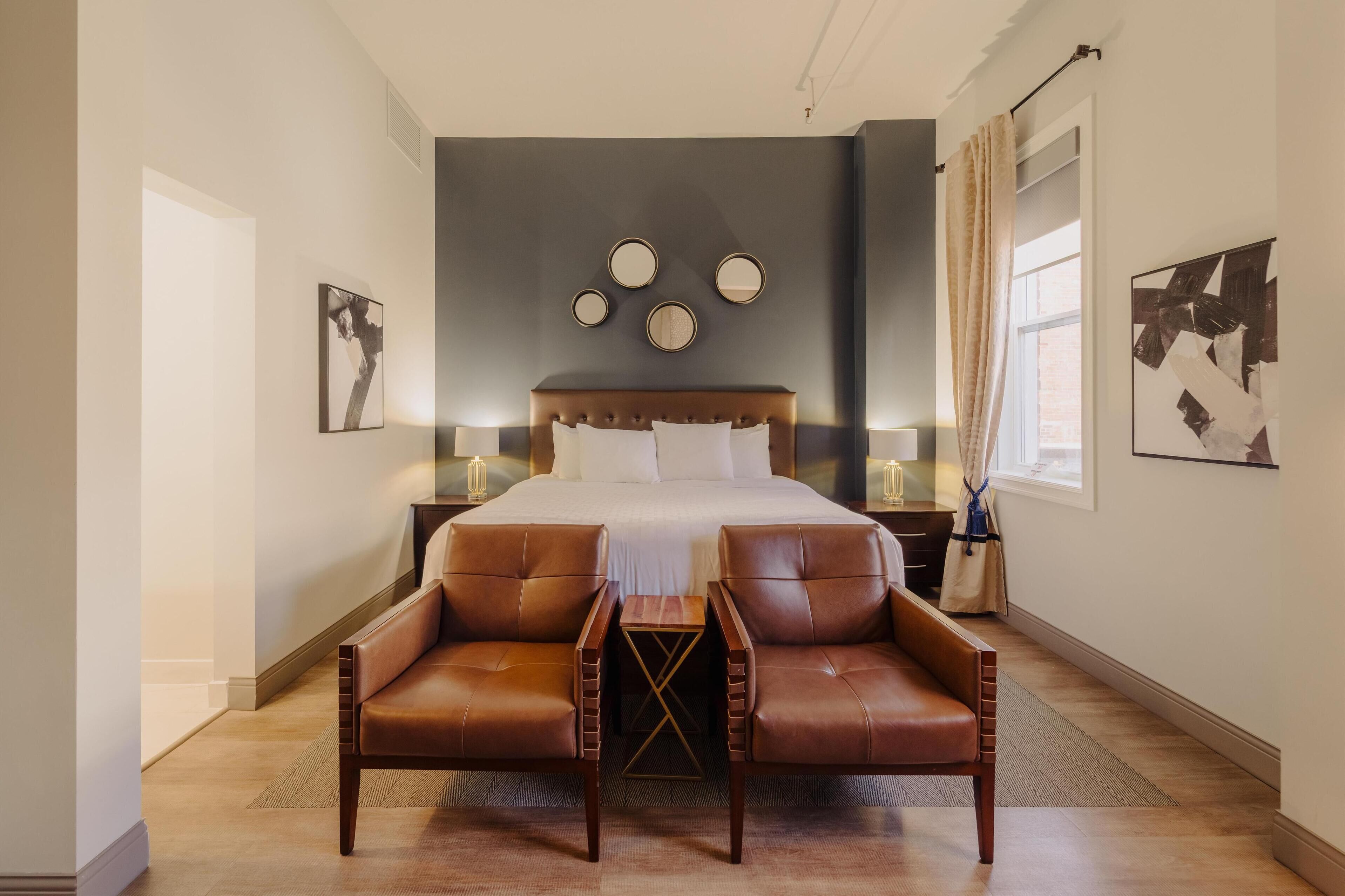 standard room, 1 king bed, non smoking (no elevator access) | individually decorated, individually furnished, iron/ironing board