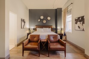 Standard Room, 1 King Bed, Non Smoking (No Elevator Access) | Individually decorated, individually furnished, iron/ironing board