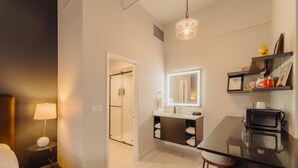 Rom – standard, 1 kingsize-seng, ikke-røyk, peis (No Elevator Access) | Bad | Designertoalettartikler, hårføner, håndklær og såpe