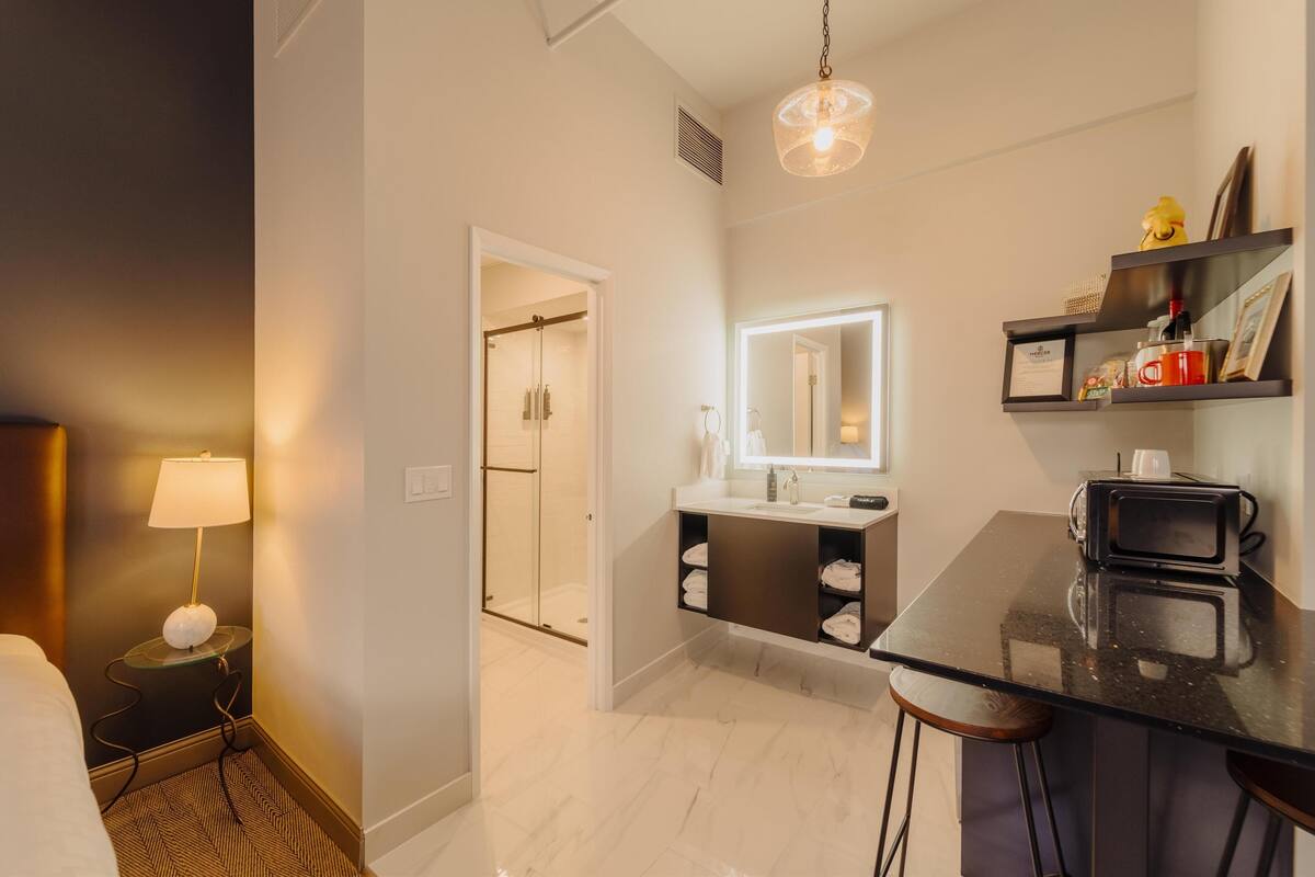 standard room, 1 king bed, non smoking, fireplace (no elevator access) | bathroom | designer toiletries, hair dryer, towels, soap