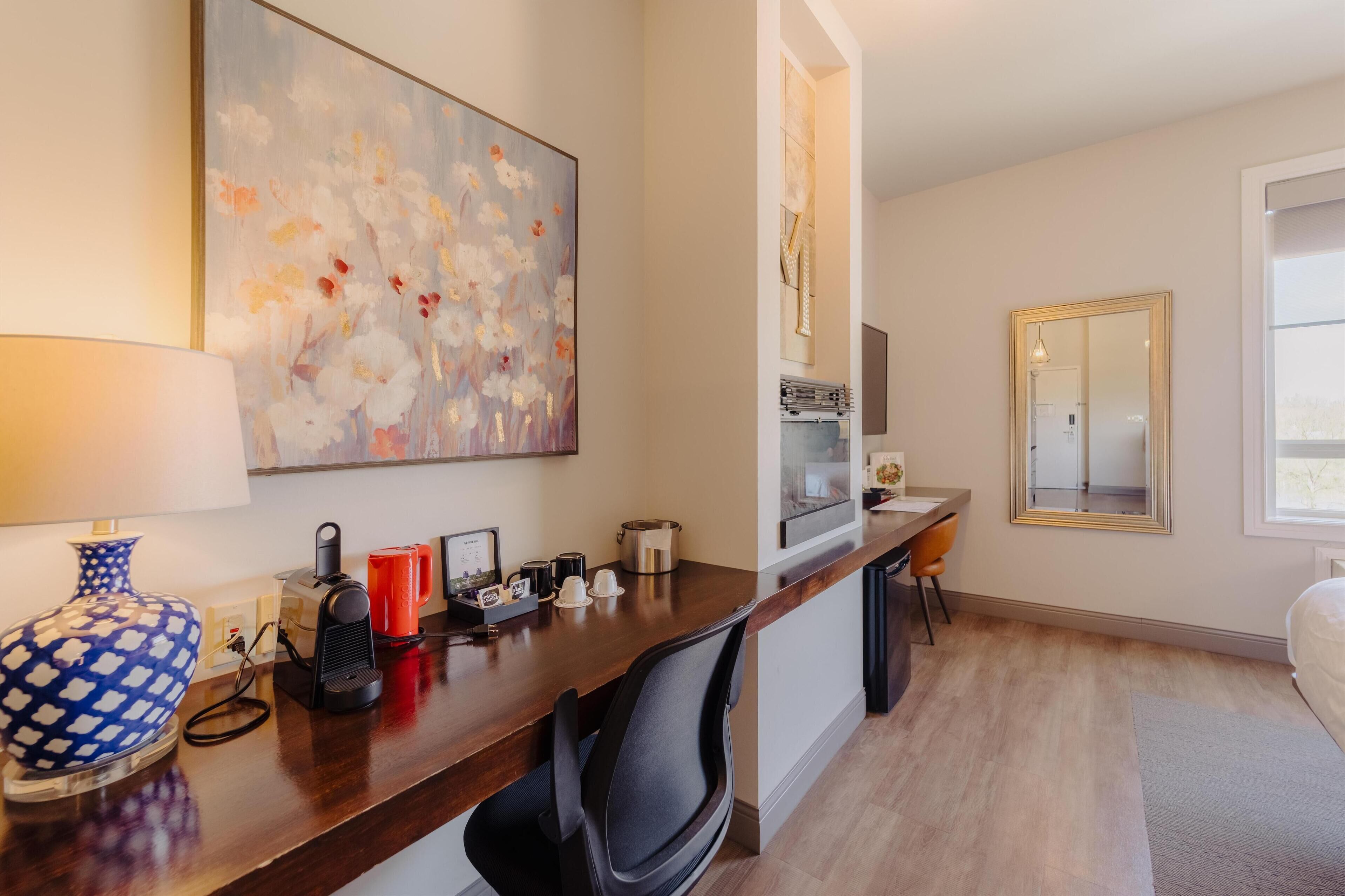 standard room, 1 king bed, non smoking (walk-in shower) | coffee and/or coffee maker