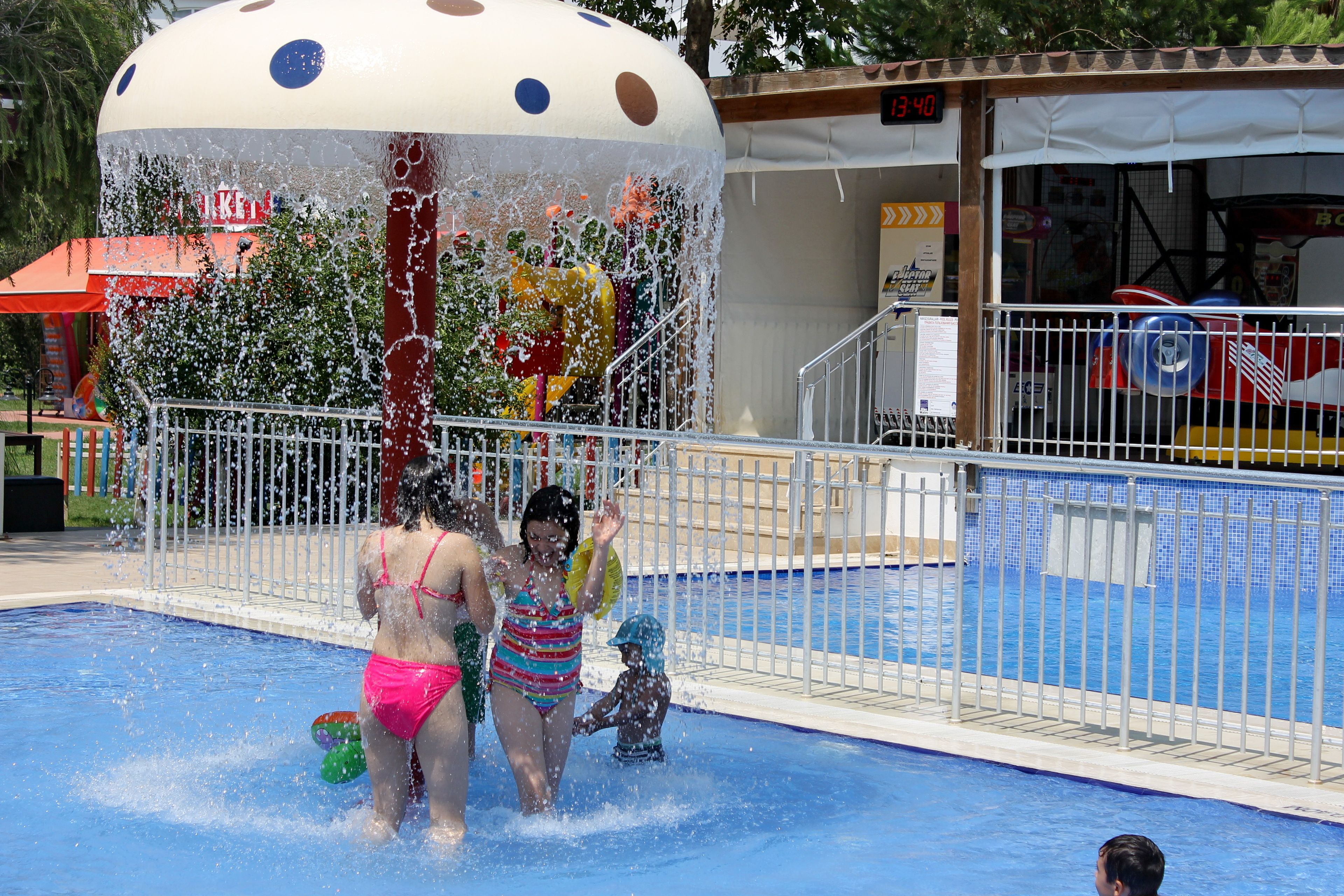 Uma área de recreação com água, incluindo uma grande fonte e uma piscina.