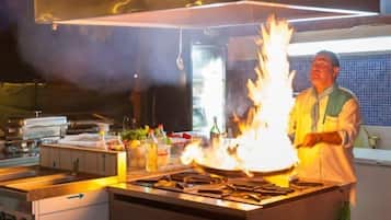 2 restaurants; breakfast, lunch and dinner served