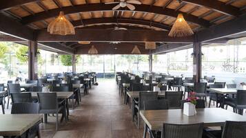 2 restaurantes, se sirven desayunos, comidas y cocina internacional