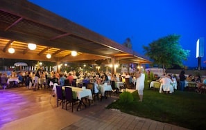 2 restaurantes, café da manhã, culinária internacional