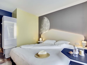 Peti besi dalam bilik, meja, kalis bunyi, katil bayi/kot (percuma)