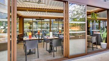 Der serveres frokost og aftensmad
