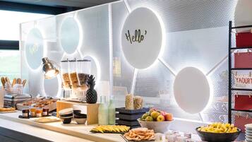 朝食 (ビュッフェ)、毎日提供 (無料)