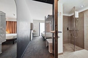 Standard-dobbeltværelse - 1 dobbeltseng | Badeværelse | Miljøvenlige toiletartikler, hårtørrer, håndklæder