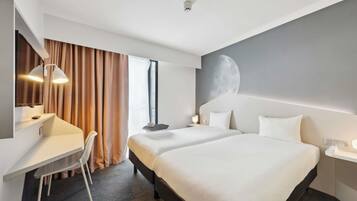 Standaard kamer, 2 eenpersoonsbedden | Een kluis op de kamer, een bureau, geluiddichte muren, gratis babybedden