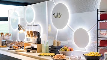 Petit déjeuner buffet (10 EUR par personne)