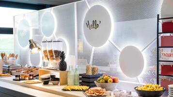 Desayuno buffet diario (EUR 10 por persona)