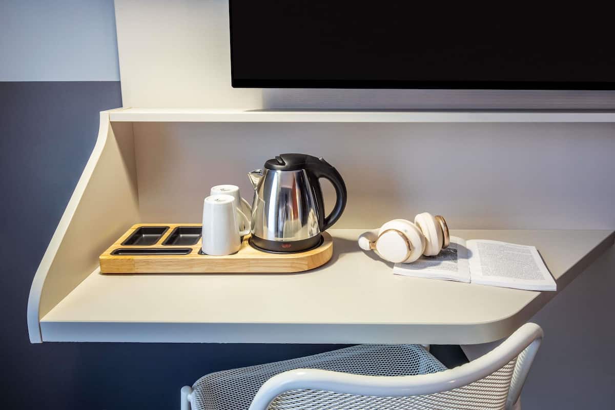 Comfort Room, 1 Double Bed | In-room safe, desk, soundproofing, free cribs/infant beds