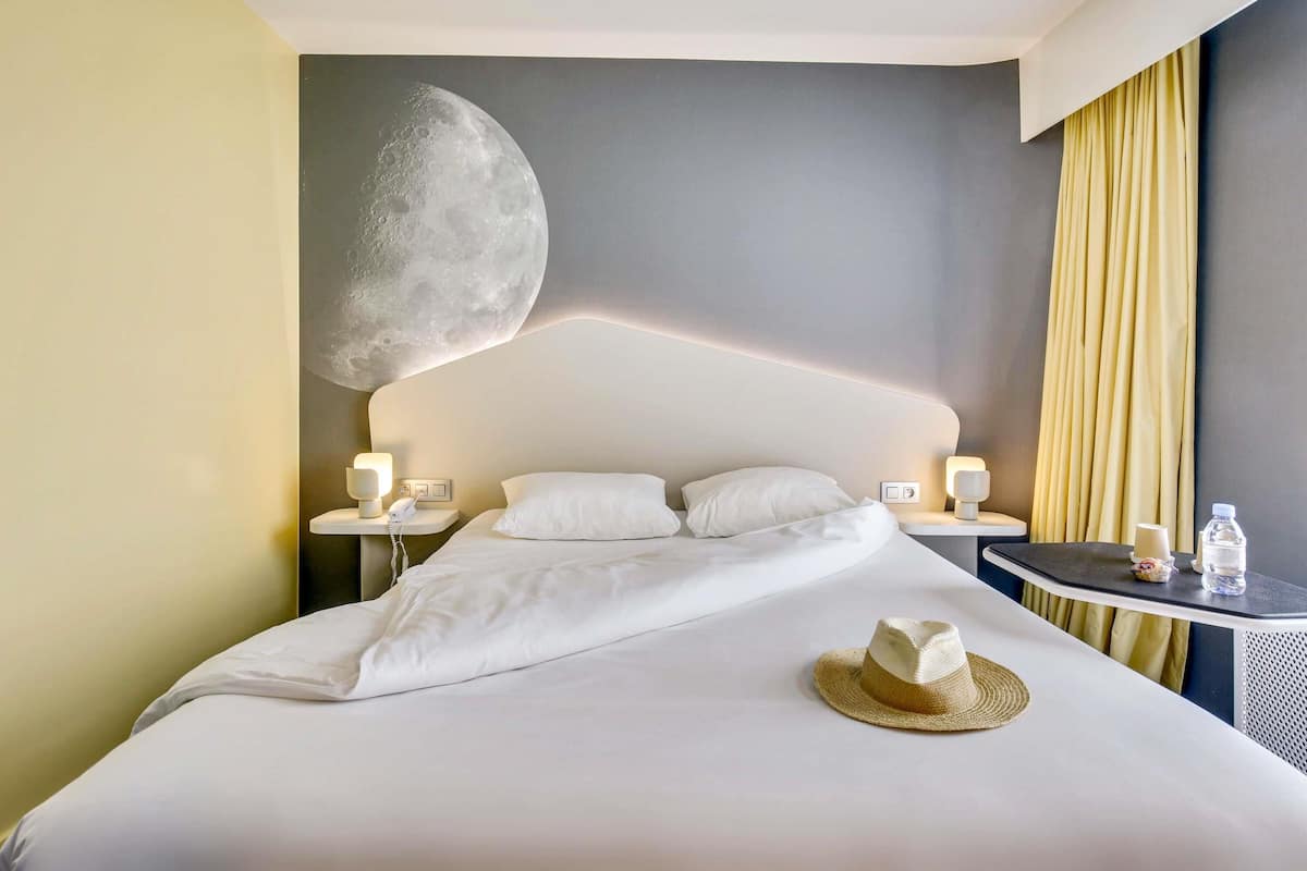 Standard Double Room, 1 Double Bed | In-room safe, desk, soundproofing, free cribs/infant beds