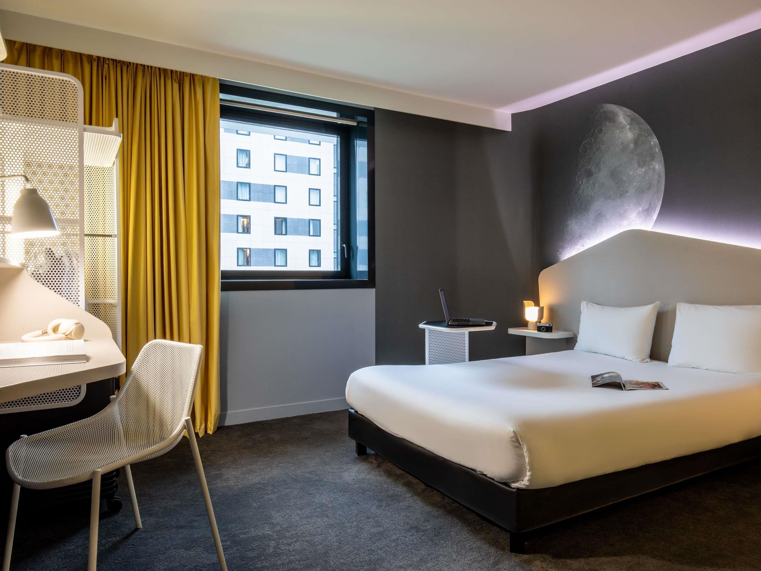 Standaard kamer, 1 tweepersoonsbed, toegankelijk voor mindervaliden | Een kluis op de kamer, een bureau, geluiddichte muren, gratis babybedden