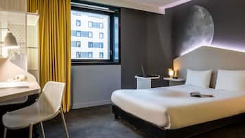 Chambre Standard, 1 lit double, accessible aux personnes à mobilité réduite | Coffres-forts dans les chambres, bureau, chambres insonorisées