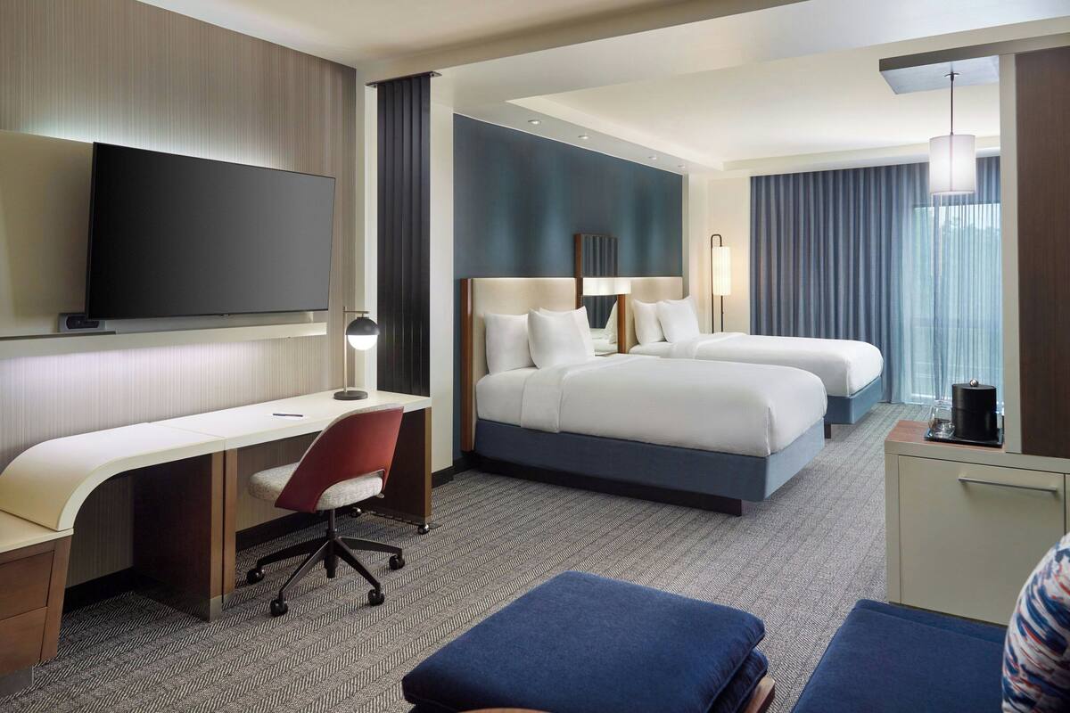 Egyptian cotton sheets, premium bedding, in-room safe, desk