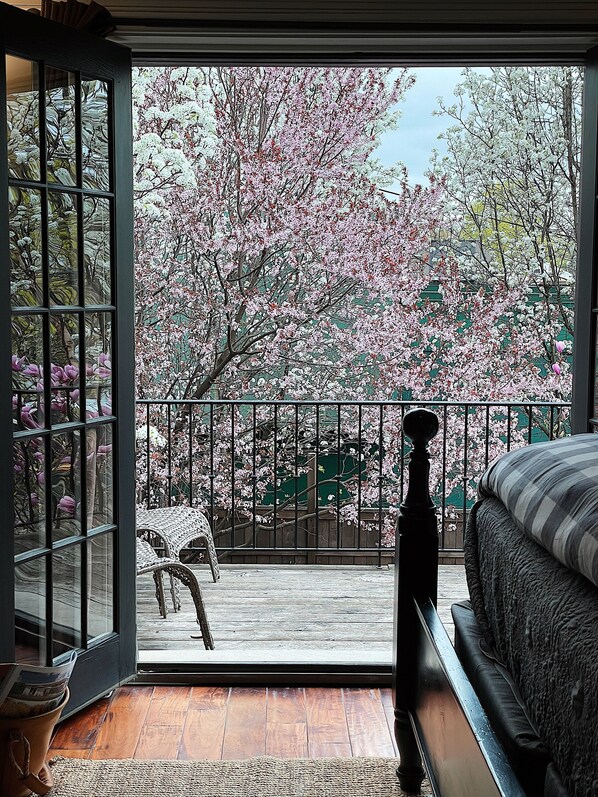 Room, 1 King Bed, Balcony, Garden View | Egyptian cotton sheets, premium bedding, pillowtop beds, minibar - Wm. Farmer & Sons (Hudson)